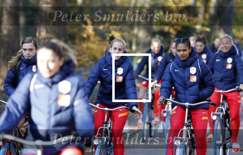 Zeist 14 november 2022
Het Nederlands vrouwen elftal vertrekt met fiets naar training onder leiding van Andries Jonker . KATJA SNOEIJS
