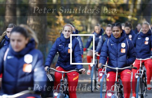 Zeist 14 november 2022
Het Nederlands vrouwen elftal vertrekt met fiets naar training onder leiding van Andries Jonker . KATJA SNOEIJS