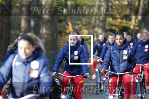 Zeist 14 november 2022
Het Nederlands vrouwen elftal vertrekt met fiets naar training onder leiding van Andries Jonker . KATJA SNOEIJS
