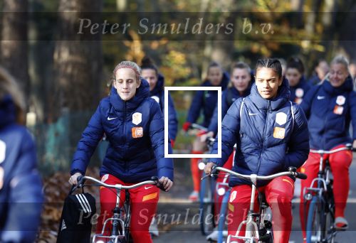 Zeist 14 november 2022
Het Nederlands vrouwen elftal vertrekt met fiets naar training onder leiding van Andries Jonker . KATJA SNOEIJS