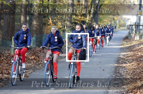 Zeist 14 november 2022
Het Nederlands vrouwen elftal vertrekt met fiets naar training onder leiding van Andries Jonker . Lieke Martens en Jackie Groenen