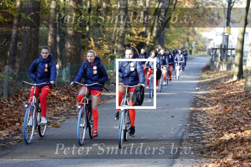 Zeist 14 november 2022
Het Nederlands vrouwen elftal vertrekt met fiets naar training onder leiding van Andries Jonker . Lieke Martens en Jackie Groenen
