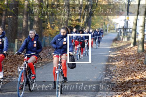 Zeist 14 november 2022
Het Nederlands vrouwen elftal vertrekt met fiets naar training onder leiding van Andries Jonker . Lieke Martens en Jackie Groenen