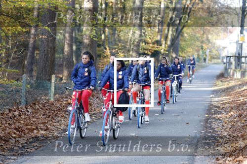 Zeist 14 november 2022
Het Nederlands vrouwen elftal vertrekt met fiets naar training onder leiding van Andries Jonker . Lineth Beerensteyn en Jancintha Weimar