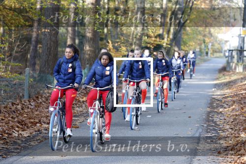 Zeist 14 november 2022
Het Nederlands vrouwen elftal vertrekt met fiets naar training onder leiding van Andries Jonker . Lineth Beerensteyn en Jancintha Weimar