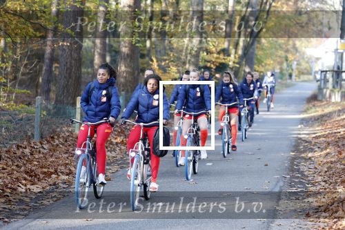 Zeist 14 november 2022
Het Nederlands vrouwen elftal vertrekt met fiets naar training onder leiding van Andries Jonker . Lineth Beerensteyn en Jancintha Weimar