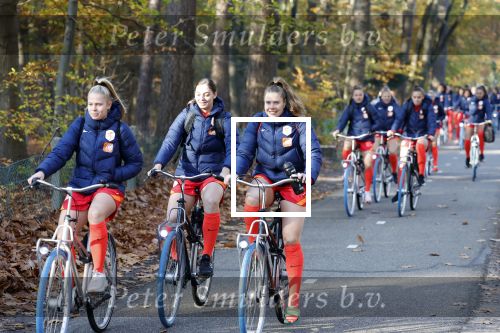 Zeist 14 november 2022
Het Nederlands vrouwen elftal vertrekt met fiets naar training onder leiding van Andries Jonker . Lize Kop