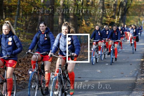 Zeist 14 november 2022
Het Nederlands vrouwen elftal vertrekt met fiets naar training onder leiding van Andries Jonker . Lize Kop
