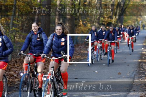 Zeist 14 november 2022
Het Nederlands vrouwen elftal vertrekt met fiets naar training onder leiding van Andries Jonker . Lize Kop