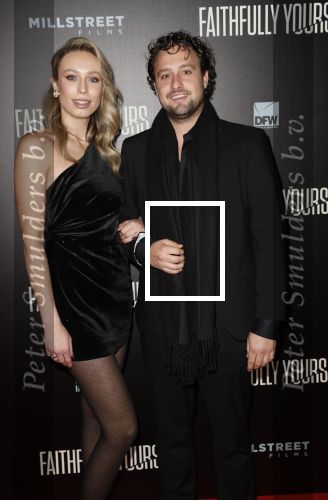 Amsterdam 19 december 2022
Premiere Faithfully Yours in Tuschinski
Loiza Lamers met partner Jelle Ploeg