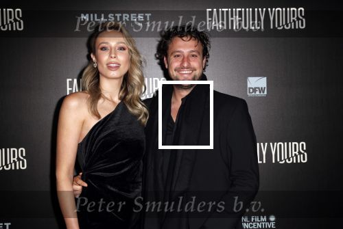 Amsterdam 19 december 2022
Premiere Faithfully Yours in Tuschinski
Loiza Lamers met partner Jelle Ploeg