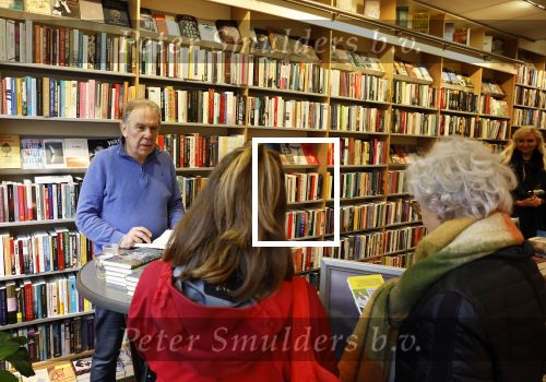 Amsterdam 26 november 2022
Signeersessie van Maarten Spanjer in Amsterdam zuid . Zijn (ex) vriendin is ook aanwezig