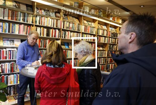Amsterdam 26 november 2022
Signeersessie van Maarten Spanjer in Amsterdam zuid . Zijn (ex) vriendin is ook aanwezig