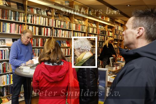 Amsterdam 26 november 2022
Signeersessie van Maarten Spanjer in Amsterdam zuid . Zijn (ex) vriendin is ook aanwezig