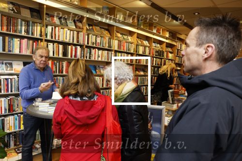 Amsterdam 26 november 2022
Signeersessie van Maarten Spanjer in Amsterdam zuid . Zijn (ex) vriendin is ook aanwezig