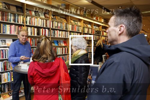 Amsterdam 26 november 2022
Signeersessie van Maarten Spanjer in Amsterdam zuid . Zijn (ex) vriendin is ook aanwezig