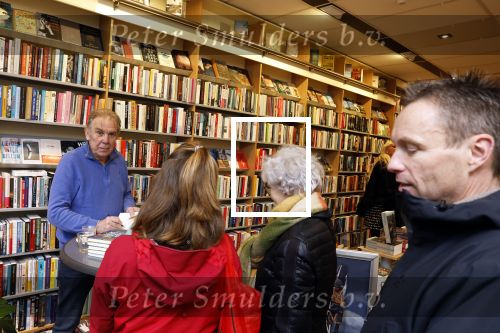 Amsterdam 26 november 2022
Signeersessie van Maarten Spanjer in Amsterdam zuid . Zijn (ex) vriendin is ook aanwezig