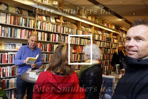 Amsterdam 26 november 2022
Signeersessie van Maarten Spanjer in Amsterdam zuid . Zijn (ex) vriendin is ook aanwezig