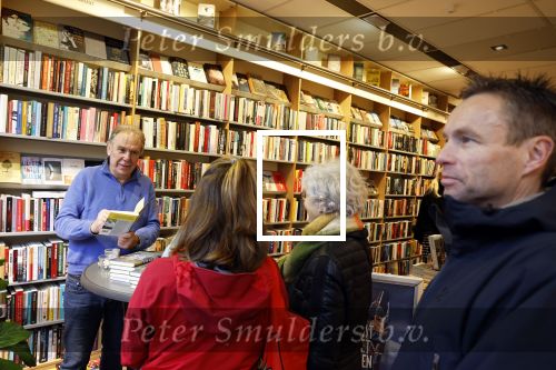 Amsterdam 26 november 2022
Signeersessie van Maarten Spanjer in Amsterdam zuid . Zijn (ex) vriendin is ook aanwezig
