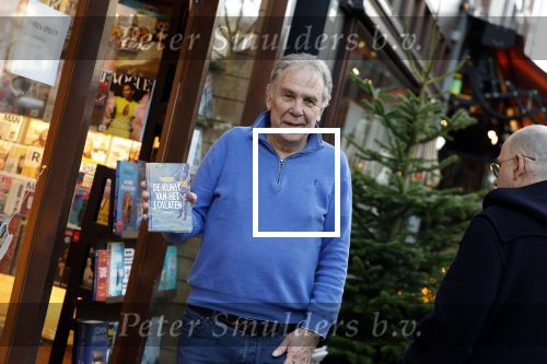 Amsterdam 26 november 2022
Maarten Spanjer met zijn nieuwe boek op de cornelis schuytstraat waar hij een signeersessie heeft.