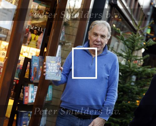 Amsterdam 26 november 2022
Maarten Spanjer met zijn nieuwe boek op de cornelis schuytstraat waar hij een signeersessie heeft.