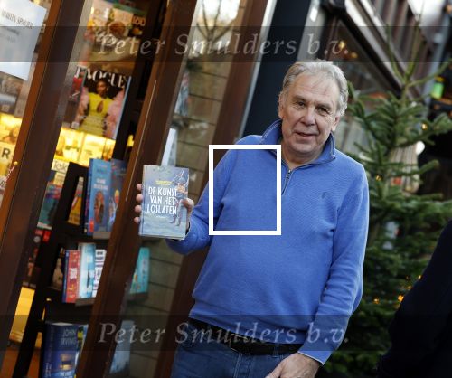 Amsterdam 26 november 2022
Maarten Spanjer met zijn nieuwe boek op de cornelis schuytstraat waar hij een signeersessie heeft.
