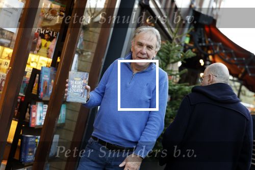 Amsterdam 26 november 2022
Maarten Spanjer met zijn nieuwe boek op de cornelis schuytstraat waar hij een signeersessie heeft.