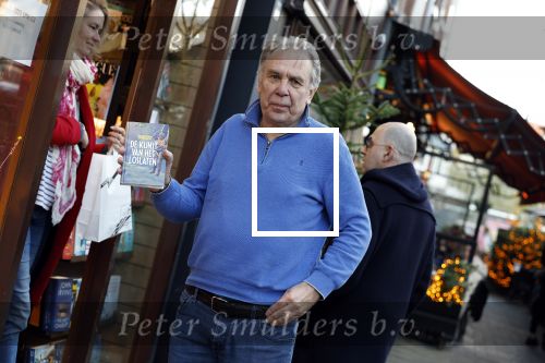 Amsterdam 26 november 2022
Maarten Spanjer met zijn nieuwe boek op de cornelis schuytstraat waar hij een signeersessie heeft.