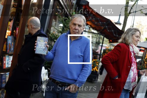 Amsterdam 26 november 2022
Maarten Spanjer met zijn nieuwe boek op de cornelis schuytstraat waar hij een signeersessie heeft.