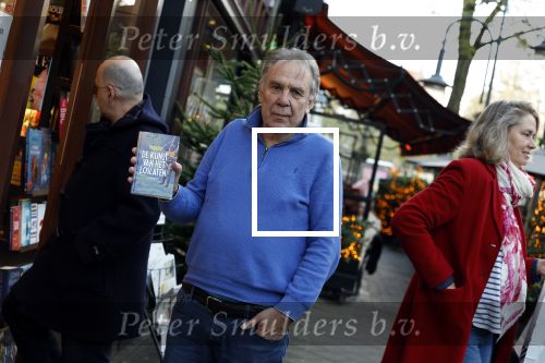 Amsterdam 26 november 2022
Maarten Spanjer met zijn nieuwe boek op de cornelis schuytstraat waar hij een signeersessie heeft.