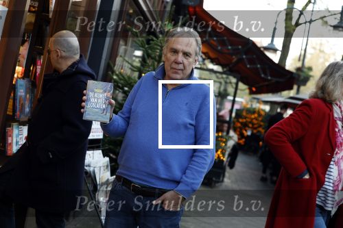 Amsterdam 26 november 2022
Maarten Spanjer met zijn nieuwe boek op de cornelis schuytstraat waar hij een signeersessie heeft.