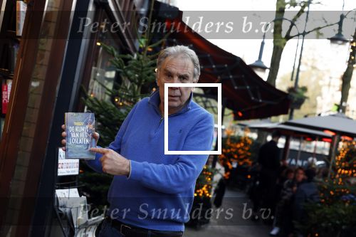 Amsterdam 26 november 2022
Maarten Spanjer met zijn nieuwe boek op de cornelis schuytstraat waar hij een signeersessie heeft.