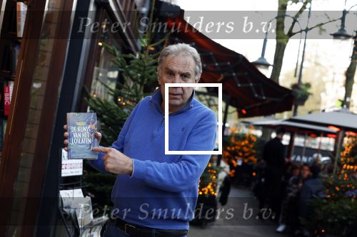 Amsterdam 26 november 2022
Maarten Spanjer met zijn nieuwe boek op de cornelis schuytstraat waar hij een signeersessie heeft.