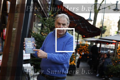 Amsterdam 26 november 2022
Maarten Spanjer met zijn nieuwe boek op de cornelis schuytstraat waar hij een signeersessie heeft.