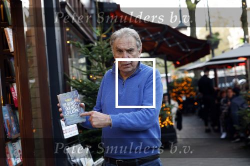 Amsterdam 26 november 2022
Maarten Spanjer met zijn nieuwe boek op de cornelis schuytstraat waar hij een signeersessie heeft.