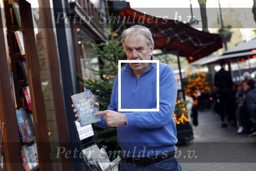 Amsterdam 26 november 2022
Maarten Spanjer met zijn nieuwe boek op de cornelis schuytstraat waar hij een signeersessie heeft.