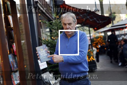 Amsterdam 26 november 2022
Maarten Spanjer met zijn nieuwe boek op de cornelis schuytstraat waar hij een signeersessie heeft.
