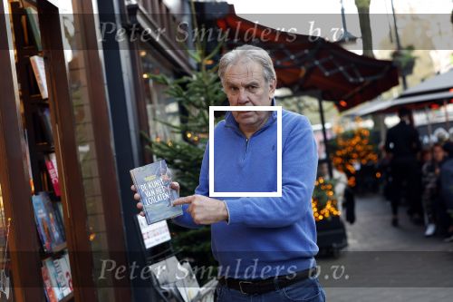 Amsterdam 26 november 2022
Maarten Spanjer met zijn nieuwe boek op de cornelis schuytstraat waar hij een signeersessie heeft.
