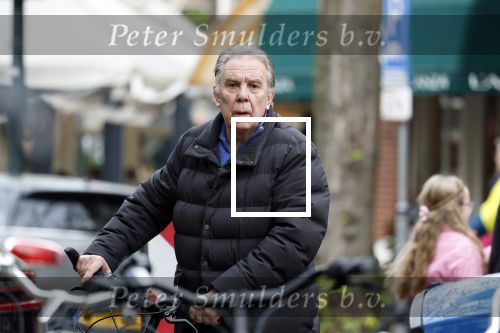 Amsterdam 26 november 2022
Maarten Spanjer met zijn nieuwe boek op de cornelis schuytstraat waar hij een signeersessie heeft.