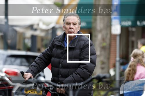 Amsterdam 26 november 2022
Maarten Spanjer met zijn nieuwe boek op de cornelis schuytstraat waar hij een signeersessie heeft.