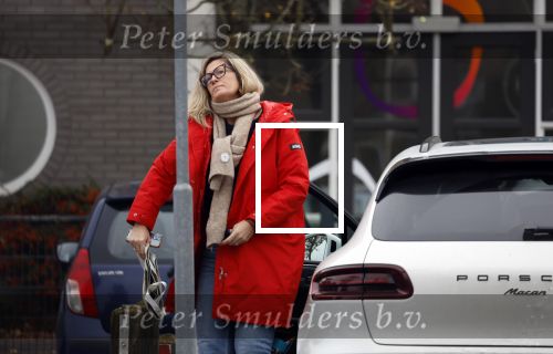 Eefde 3 december 2022
Martha Riemsma de vriendin van Matthijs v Nieuwkerk doet boodschappen bij de Albert Heijn. Daarn rijdt ze naar het huis van Matthijs waar Matthijs helpt met de boodschappen uit de Porsche Macan halen .