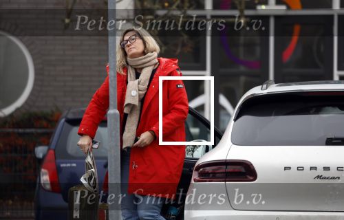 Eefde 3 december 2022
Martha Riemsma de vriendin van Matthijs v Nieuwkerk doet boodschappen bij de Albert Heijn. Daarn rijdt ze naar het huis van Matthijs waar Matthijs helpt met de boodschappen uit de Porsche Macan halen .