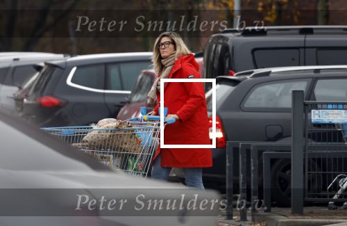 Eefde 3 december 2022
Martha Riemsma de vriendin van Matthijs v Nieuwkerk doet boodschappen bij de Albert Heijn. Daarn rijdt ze naar het huis van Matthijs waar Matthijs helpt met de boodschappen uit de Porsche Macan halen .