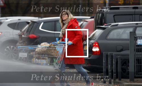 Eefde 3 december 2022
Martha Riemsma de vriendin van Matthijs v Nieuwkerk doet boodschappen bij de Albert Heijn. Daarn rijdt ze naar het huis van Matthijs waar Matthijs helpt met de boodschappen uit de Porsche Macan halen .