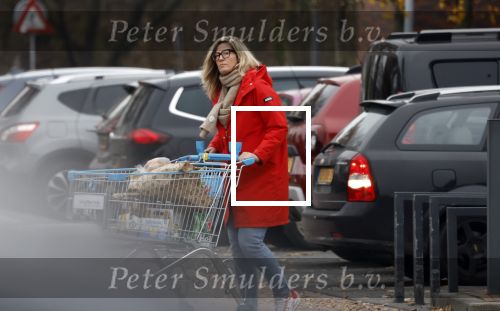 Eefde 3 december 2022
Martha Riemsma de vriendin van Matthijs v Nieuwkerk doet boodschappen bij de Albert Heijn. Daarn rijdt ze naar het huis van Matthijs waar Matthijs helpt met de boodschappen uit de Porsche Macan halen .