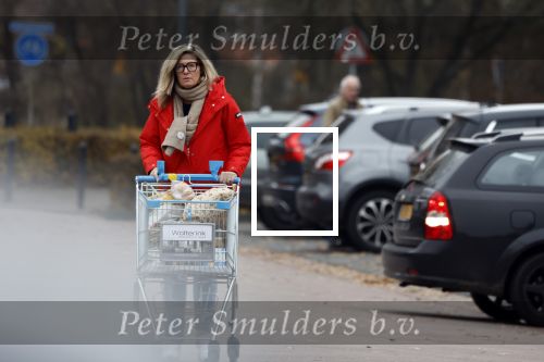 Eefde 3 december 2022
Martha Riemsma de vriendin van Matthijs v Nieuwkerk doet boodschappen bij de Albert Heijn. Daarn rijdt ze naar het huis van Matthijs waar Matthijs helpt met de boodschappen uit de Porsche Macan halen .