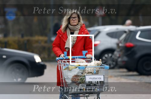 Eefde 3 december 2022
Martha Riemsma de vriendin van Matthijs v Nieuwkerk doet boodschappen bij de Albert Heijn. Daarn rijdt ze naar het huis van Matthijs waar Matthijs helpt met de boodschappen uit de Porsche Macan halen .