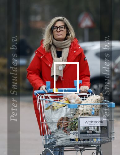 Eefde 3 december 2022
Martha Riemsma de vriendin van Matthijs v Nieuwkerk doet boodschappen bij de Albert Heijn. Daarn rijdt ze naar het huis van Matthijs waar Matthijs helpt met de boodschappen uit de Porsche Macan halen .