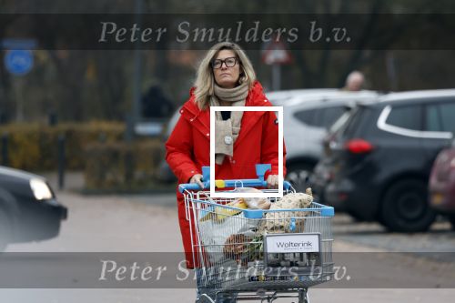 Eefde 3 december 2022
Martha Riemsma de vriendin van Matthijs v Nieuwkerk doet boodschappen bij de Albert Heijn. Daarn rijdt ze naar het huis van Matthijs waar Matthijs helpt met de boodschappen uit de Porsche Macan halen .