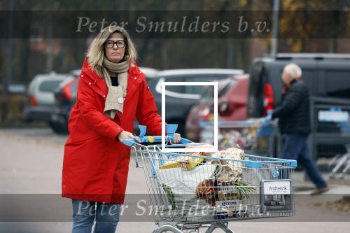 Eefde 3 december 2022
Martha Riemsma de vriendin van Matthijs v Nieuwkerk doet boodschappen bij de Albert Heijn. Daarn rijdt ze naar het huis van Matthijs waar Matthijs helpt met de boodschappen uit de Porsche Macan halen .